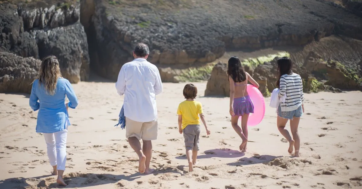 Família feliz desfruta aluguel por temporada, resultado de bom financiamento imobiliário.