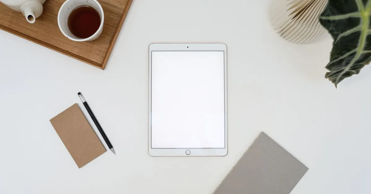 Calculadora e tablet exibindo gráficos sobre antecipar parcelas de empréstimo para economizar juros.