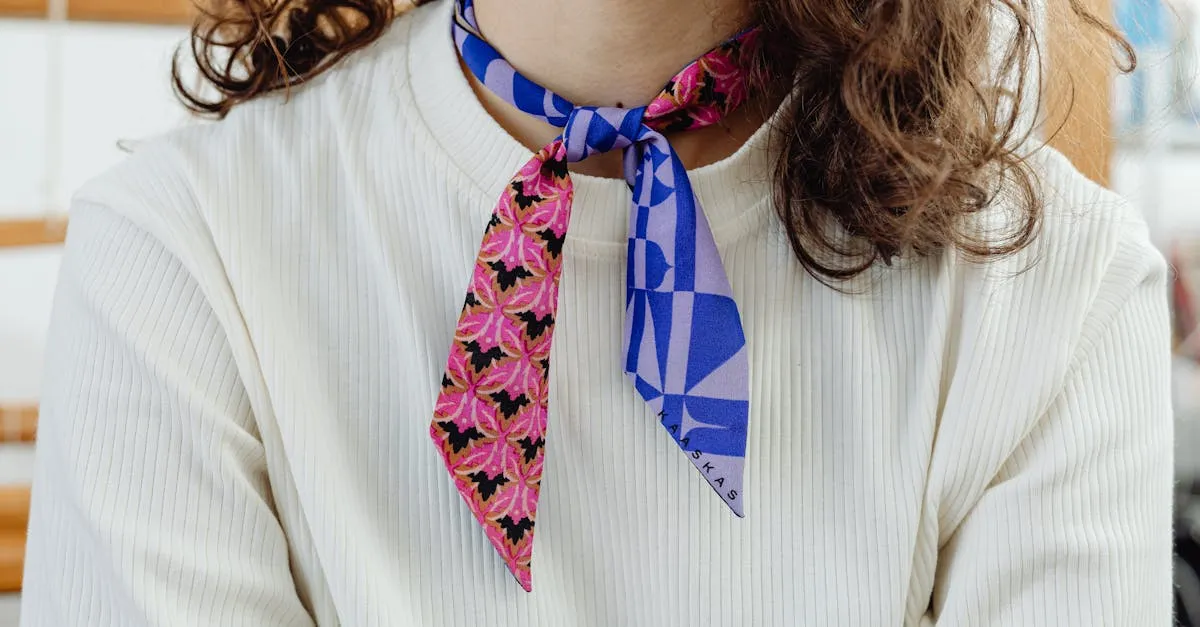 Um lenço de seda elegantemente drapeado, representando o acessório favorito carolyn bessette, disponível na By Sophi, enfatizando a qualidade e o design.