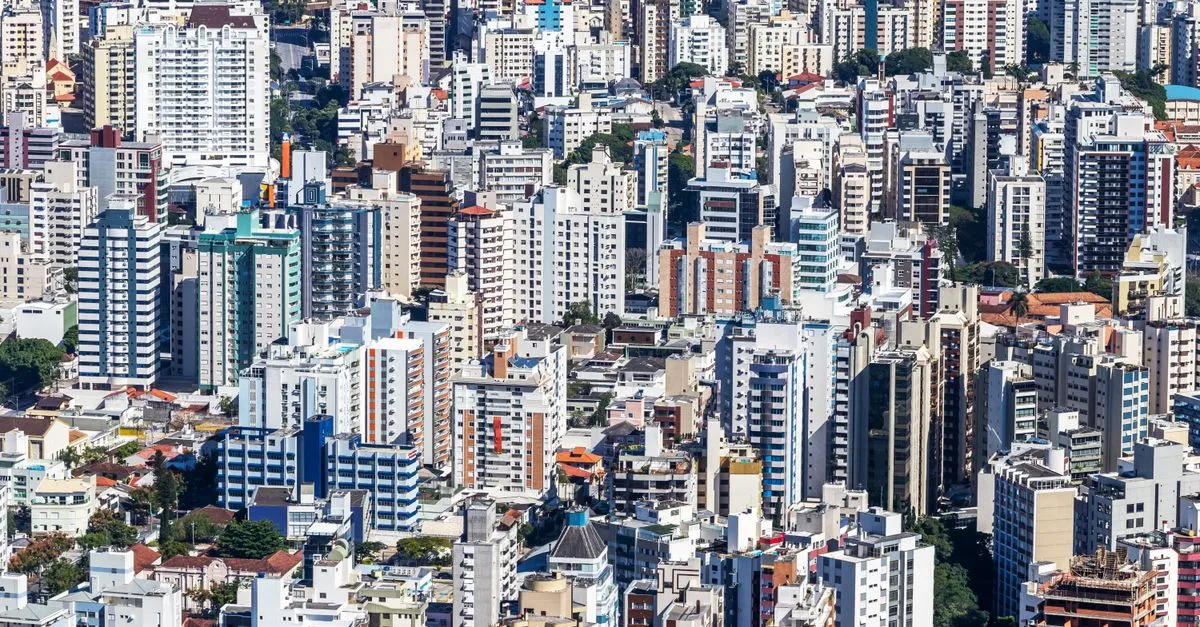 Vista aérea de bairro urbano com edifícios mistos, evidenciando financiamento de imóvel misto e desenvolvimento.