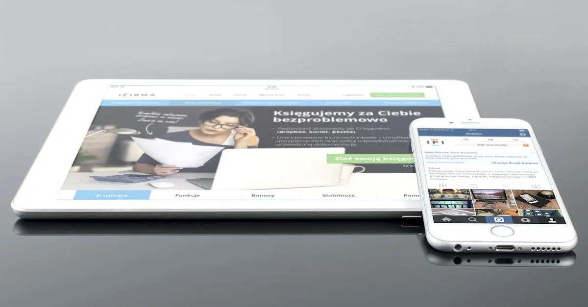 Mão interage com tablet exibindo sistema de lead scoring, qualificando leads e otimizando o CPL.