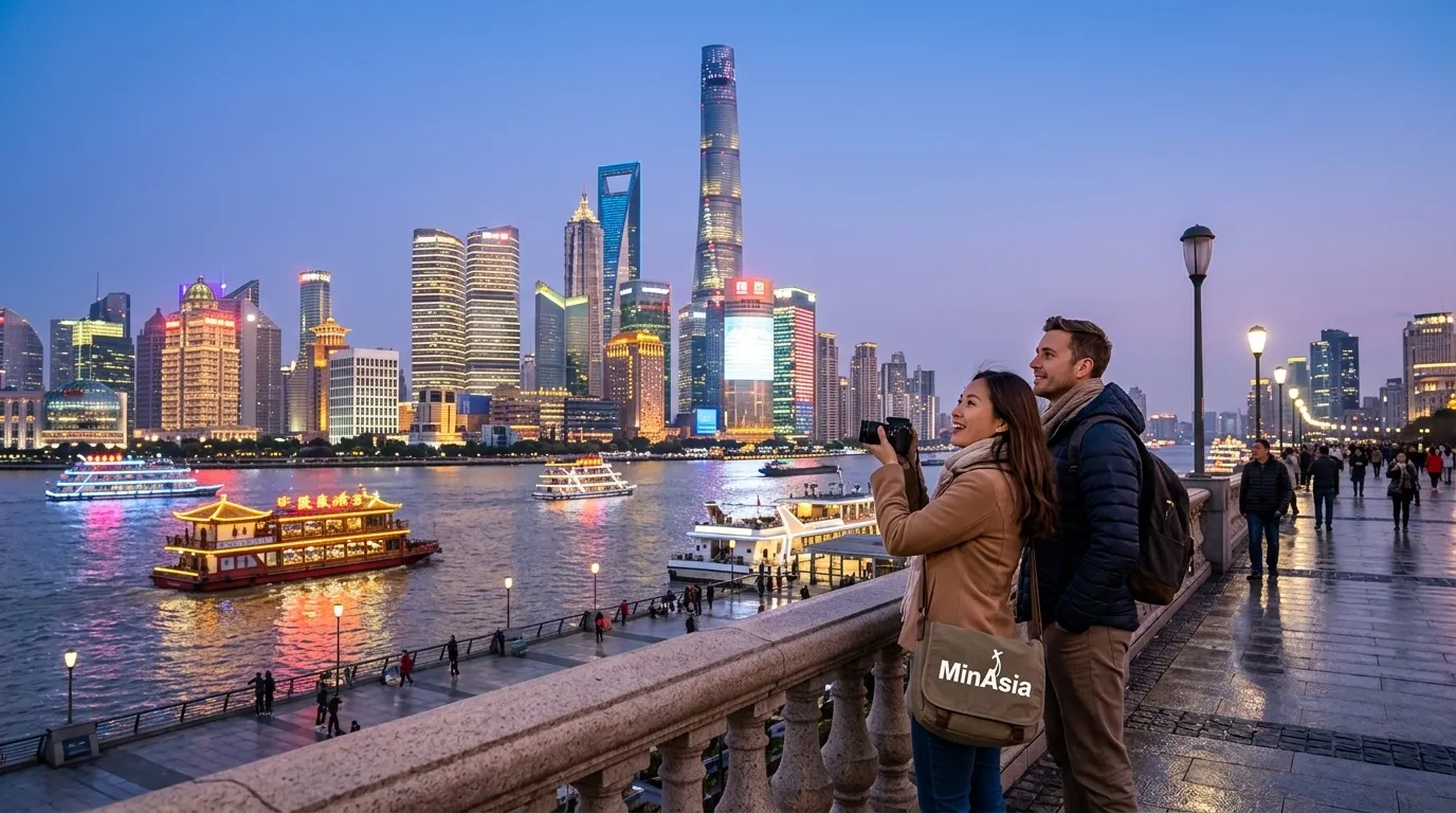 Turistas contemplando skyline moderno durante pacote china com roteiro personalizado.