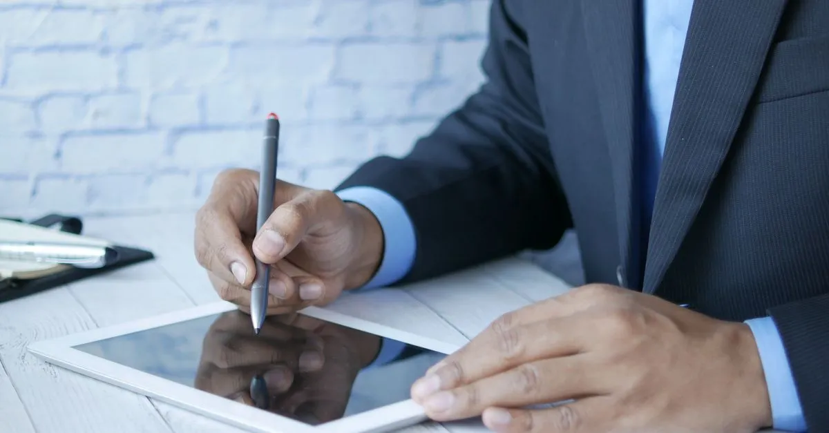 Assinatura de contrato digital de adesão à energia solar por assinatura para empresas reduzirem custos fixos.