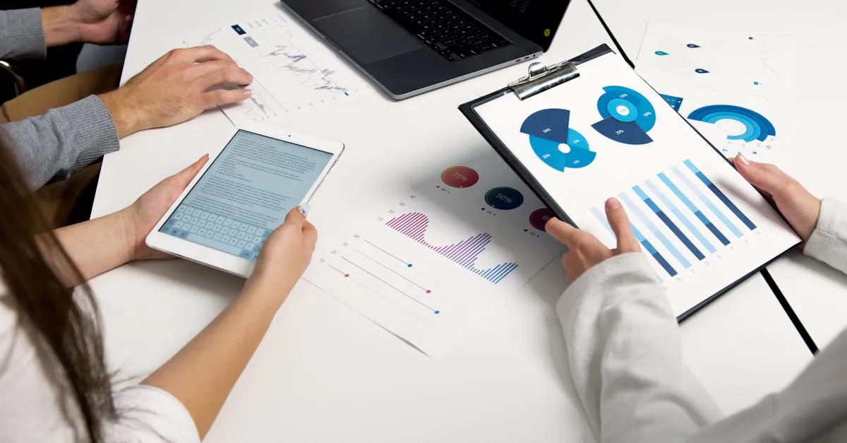 Profissional analisando dashboard com sinais de crescimento empresas, promovendo decisões estratégicas.