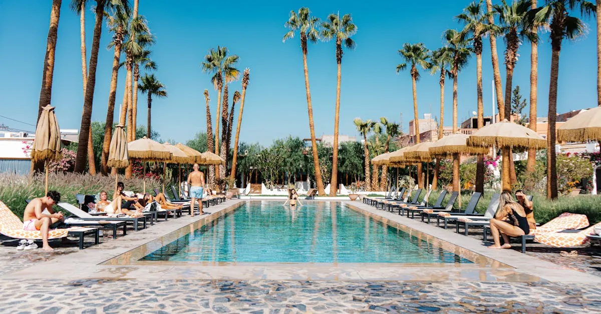 Área externa do Kairós Spa com piscina e espreguiçadeiras, ideal após uma sessão de massagem relaxante em SP.