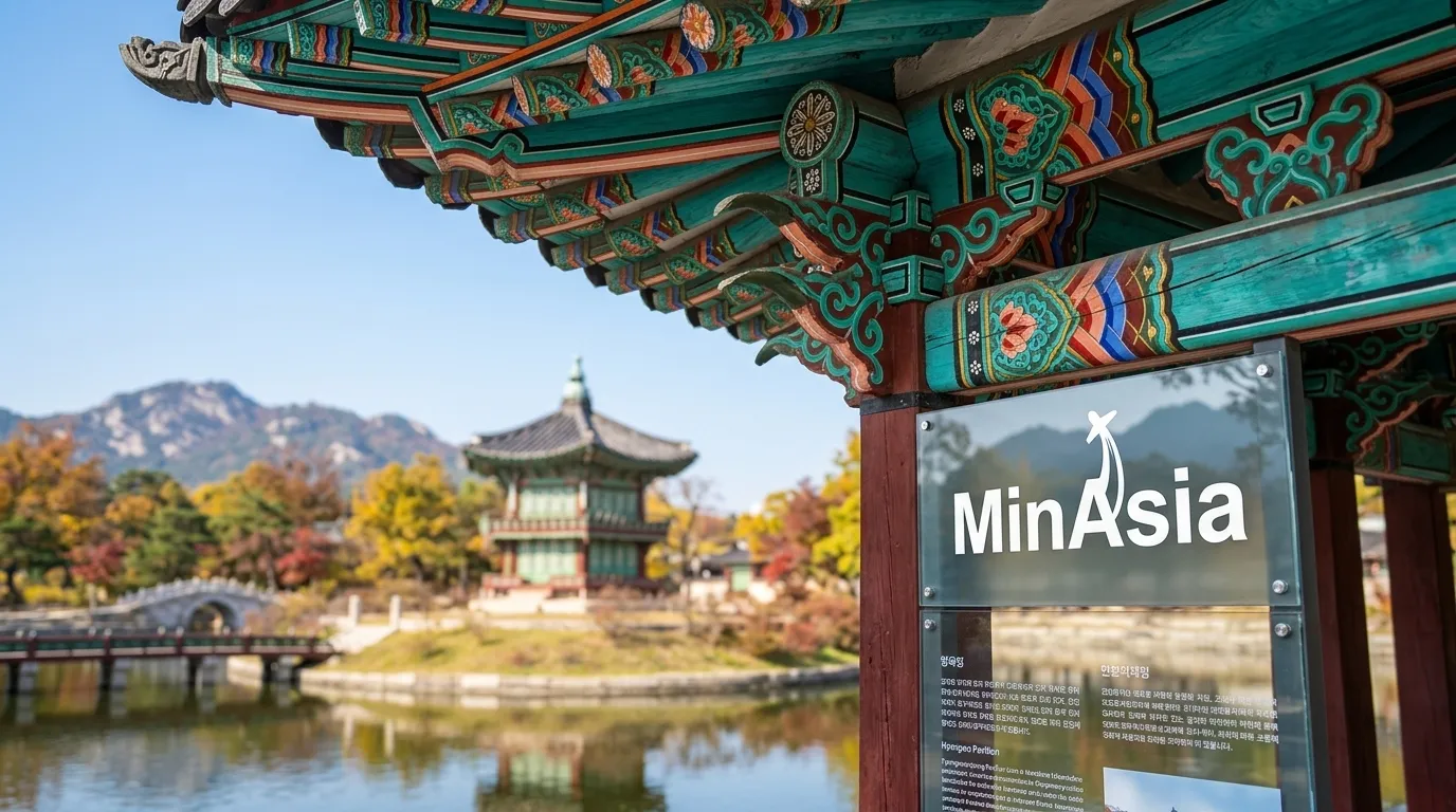 Detalhes da arquitetura tradicional do palácio gyeongbokgung com lago ao fundo.