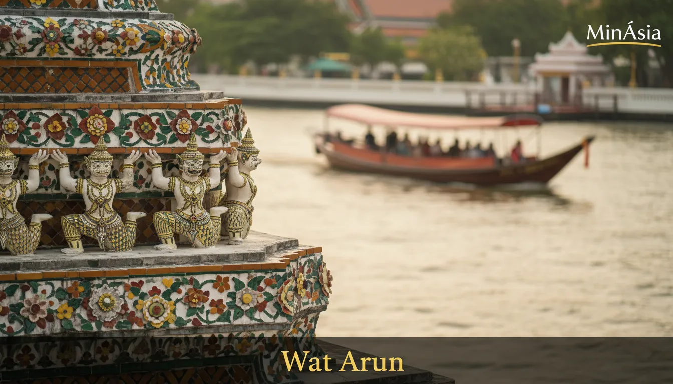 Detalhe das decorações em porcelana do wat arun, com um barco tailandês ao fundo e a marca MinÁsia.