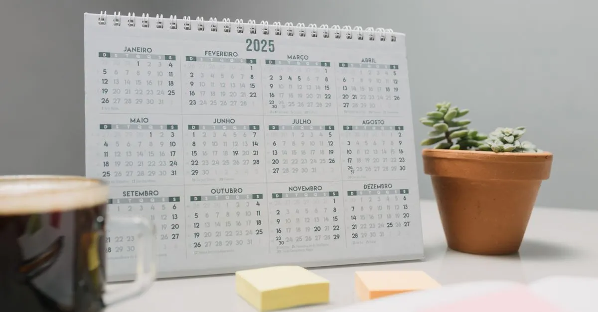 Calendario e xicara simbolizam prazos na amortização de financiamento.