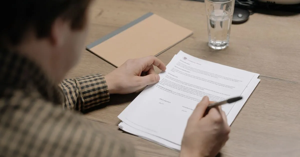 Mãos com lupa examinam documento legal de propriedade, buscando crédito para regularizar imóvel.