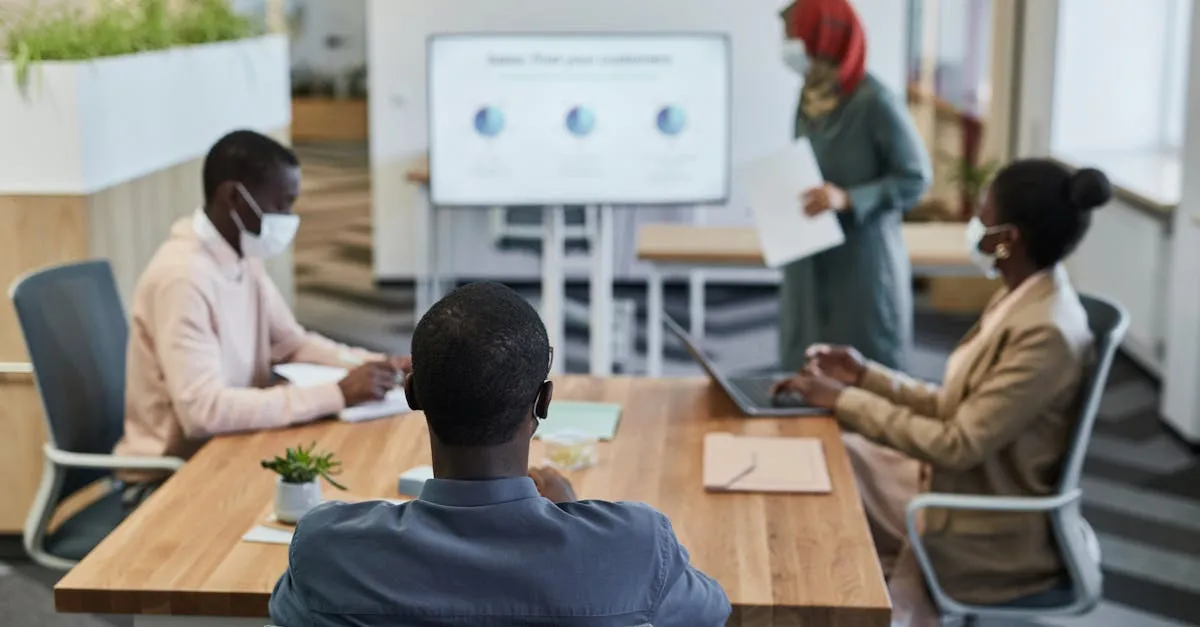 Equipe de vendas B2B estratégica analisando dados com IA, demonstrando que a IA vai substituir o esforço manual, mas não a inteligência e estratégia dos vendedores.