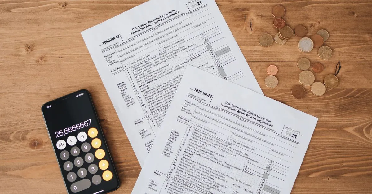 Calculadora e contrato sobre mesa simulando planejamento para financiamento de carro usado.