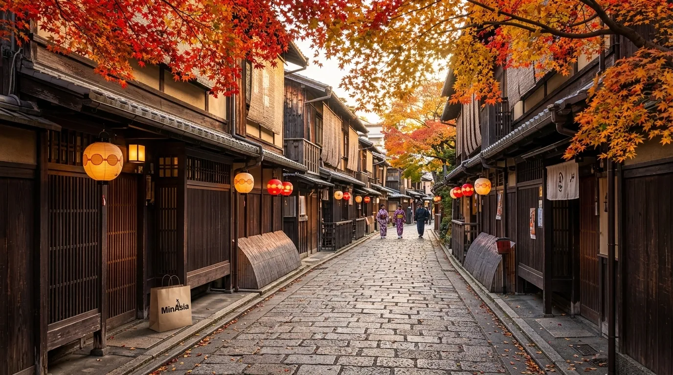 Rua tradicional de Kyoto no outono indicando a melhor época para viajar para o Japão.