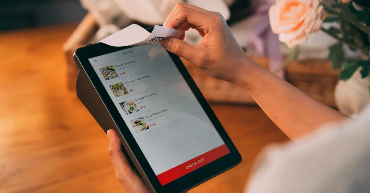 Consulta digital avaliando limite do cartão após empréstimo Pix para compras futuras.