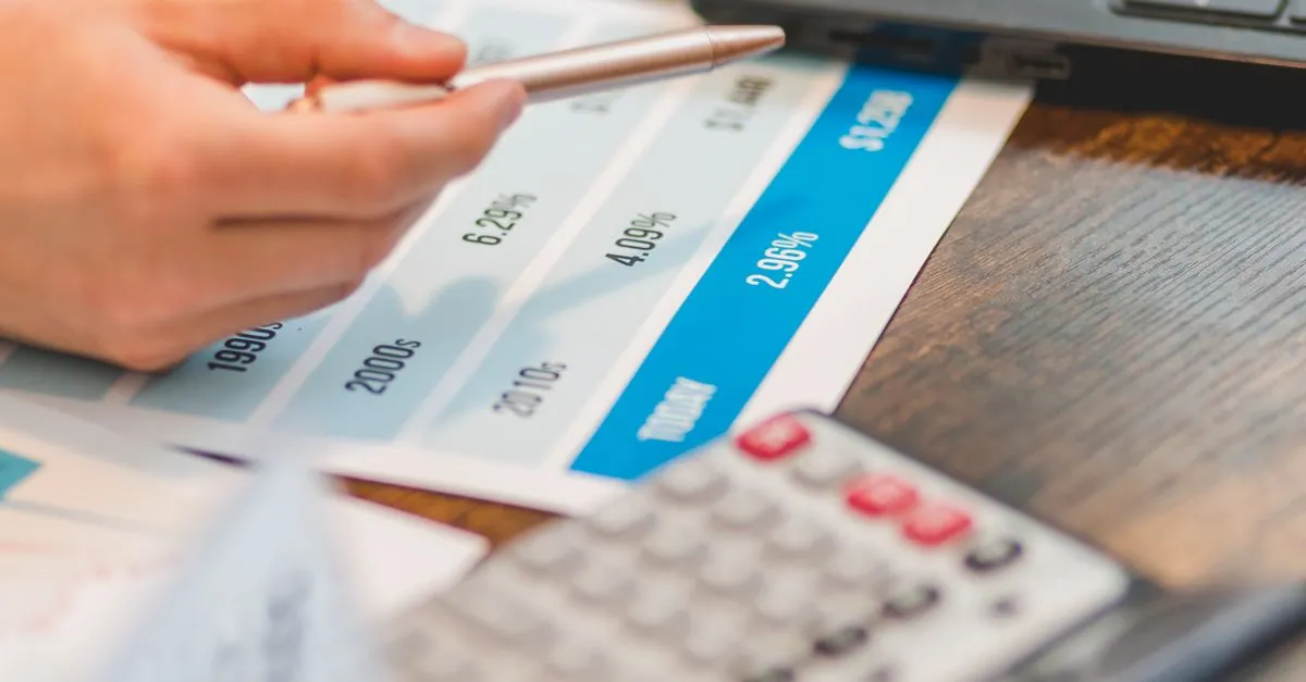 Cálculos financeiros para financiamento de sala comercial, analisando rentabilidade e custos.
