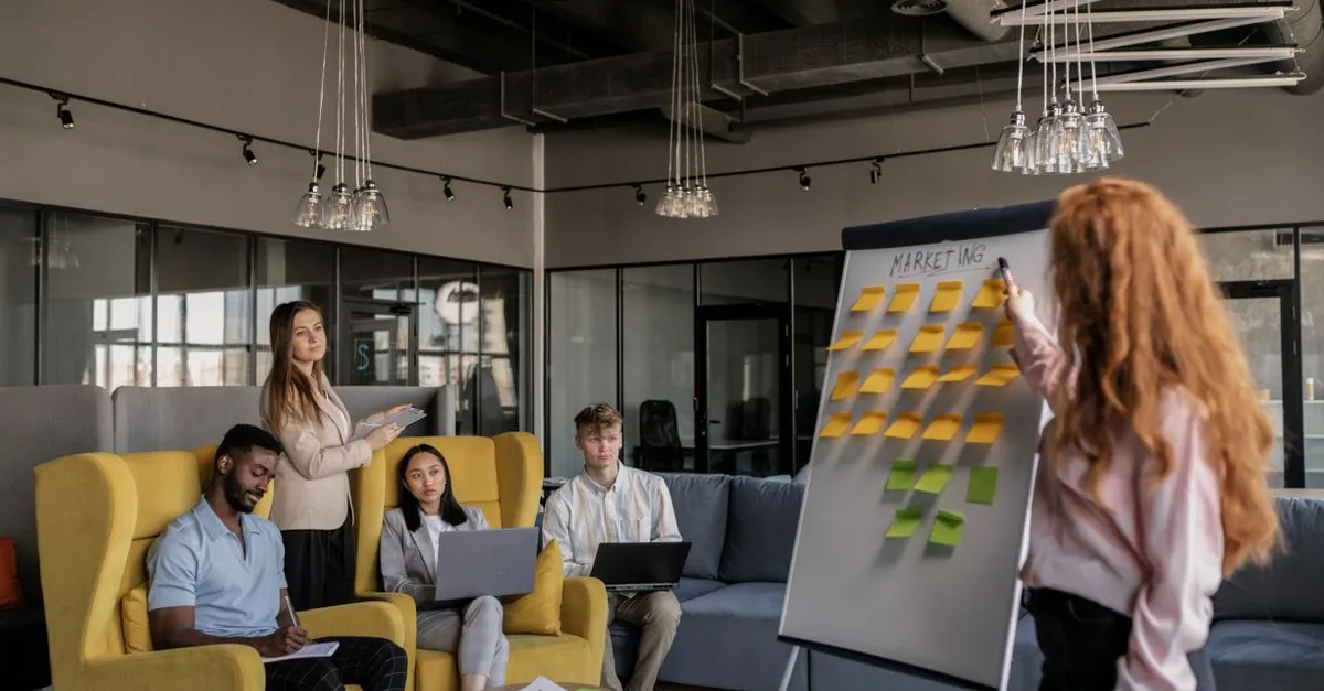 Gestores de concessionária analisam dados de IA otimizando CPL e aumentando leads qualificados.