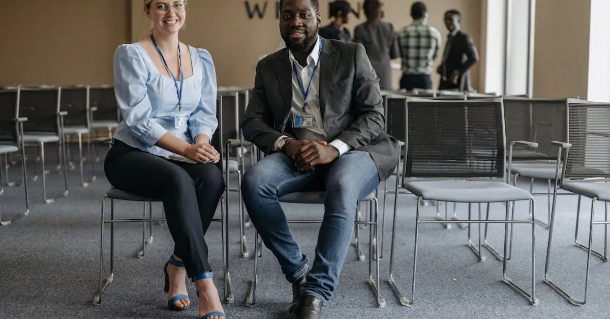 Equipes obtendo autorização para imagens em evento corporativo, destacando práticas de compliance.