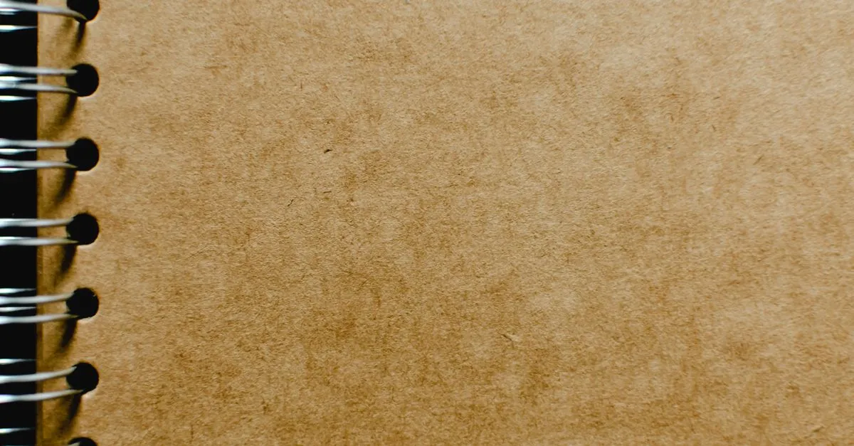 Processo de montagem de caderno usando espiral do kit encadernacao profissional.