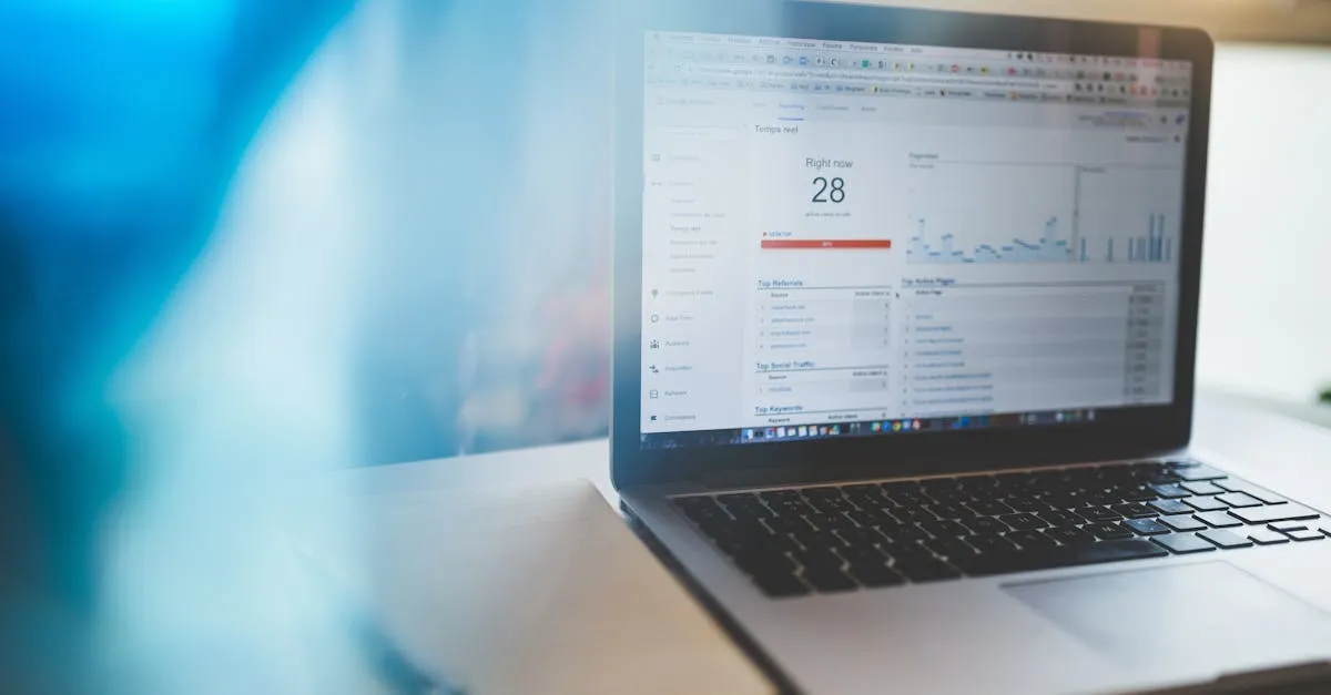 Representação abstrata de dados conectando ferramentas de oq e marketing digital, com a ESKP no centro, enfatizando decisões baseadas em dados.