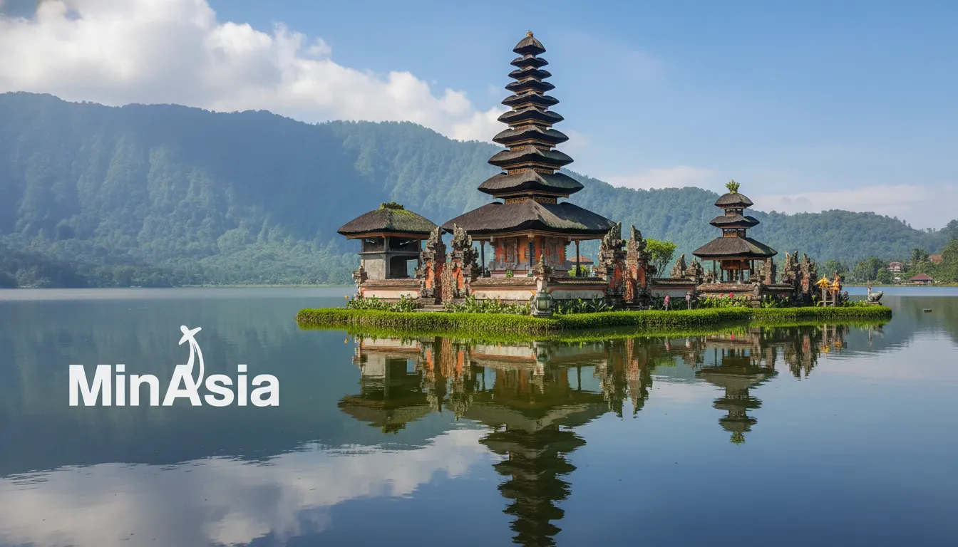 Templo Pura Ulun Danu Beratan em Bali, Indonésia, refletido no lago Bratan, cercado por montanhas verdes.