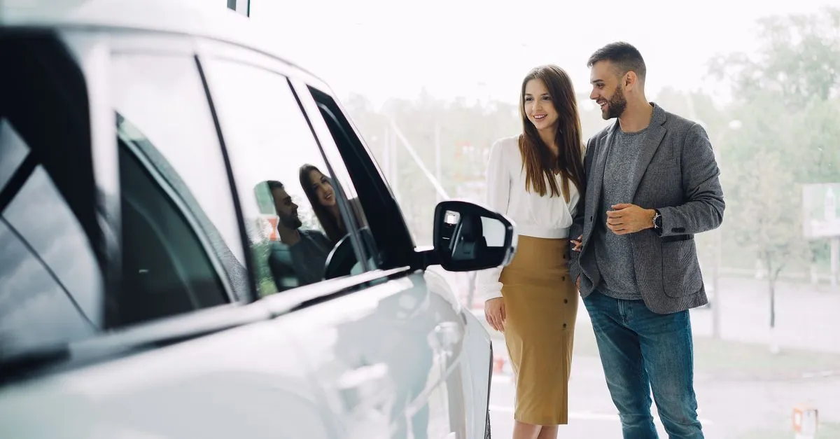 Casal feliz comemorando a conquista do financiamento de automóvel para autônomo.