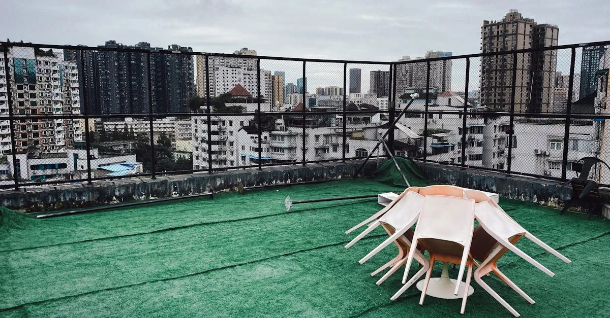Grama sintética 30mm em um rooftop moderno, exibindo versatilidade, elegância e pouca necessidade de água.