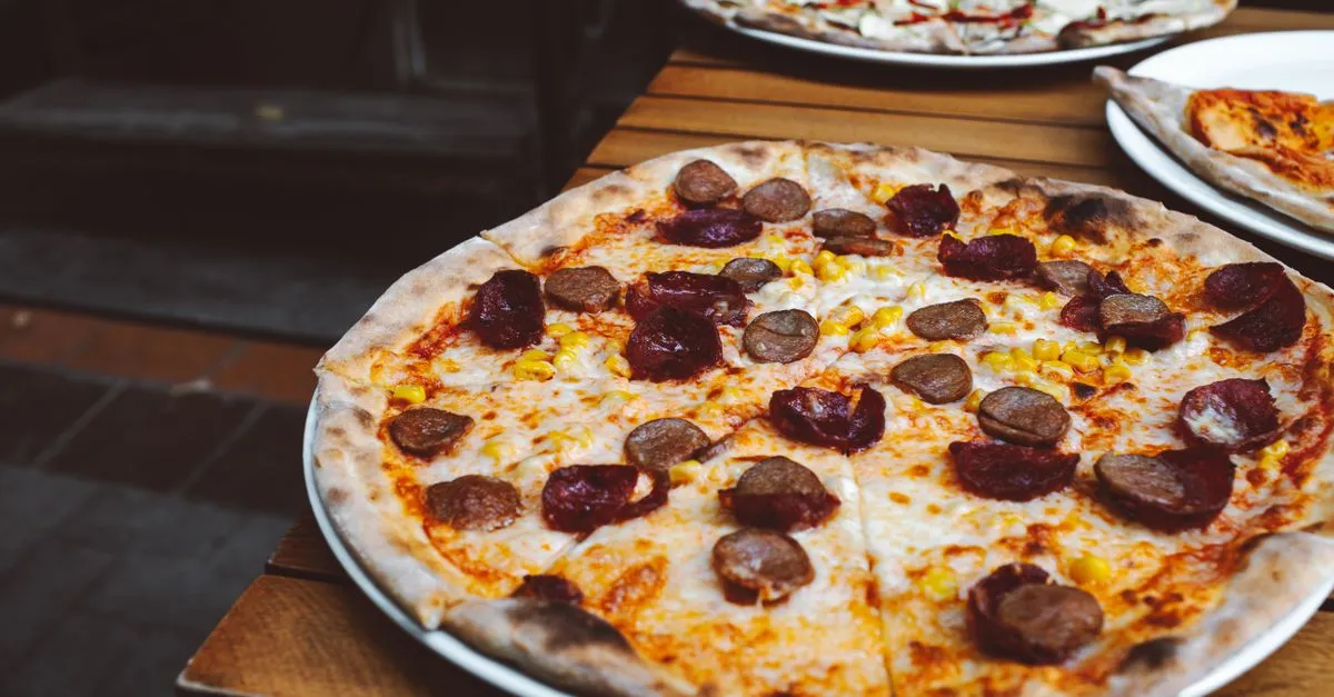 Pizza artesanal napolitana com bordas aeradas servida no buffet de pizza para festas em celebração de luxo.