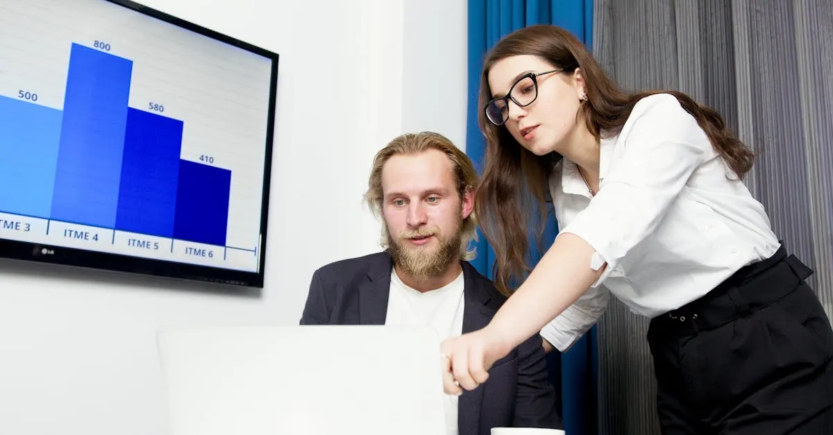 Consultor explicando estratégias de SEO local para comerciante, com gráficos e Google Maps ao fundo