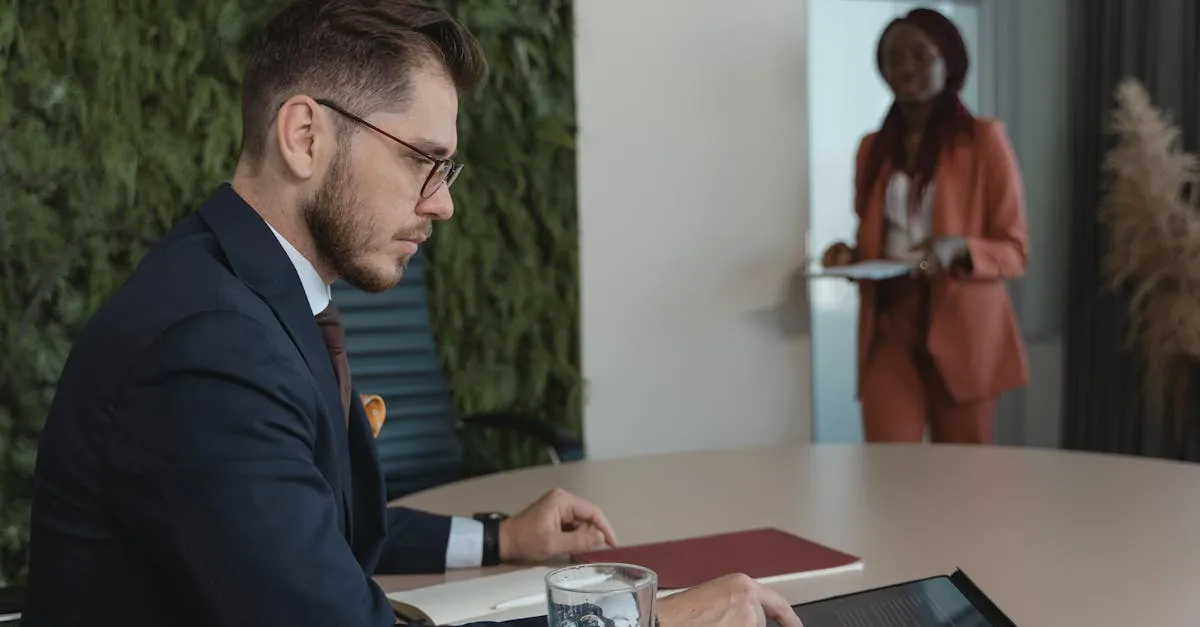 Prospecção B2B: representante de vendas demonstra dados de crescimento da Liflow em tablet