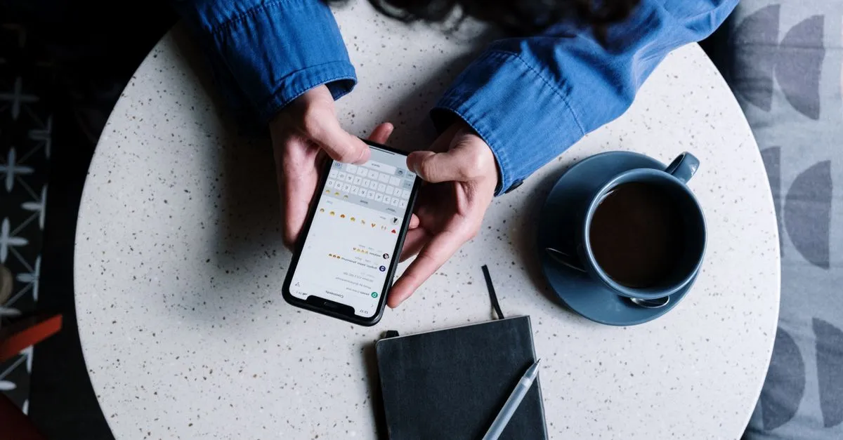 Celular exibindo gráficos de produtos financeiros para afiliados e indicações.