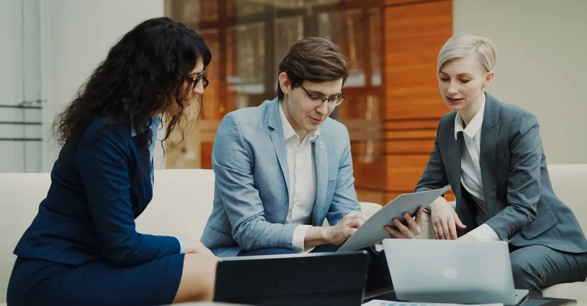 Equipe corporativa analisando dados e tarefas organizadas por agentes de IA no trabalho diário.