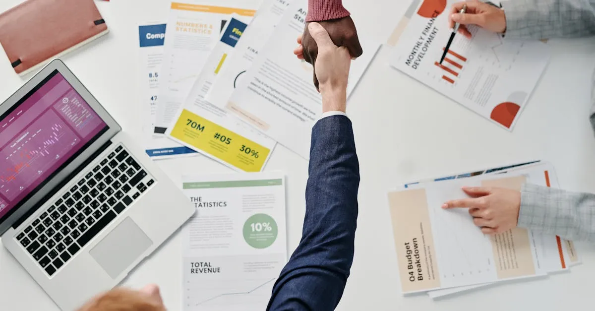 Profissionais de marketing e vendas selam parceria em ambiente de trabalho moderno com dashboards digitais.