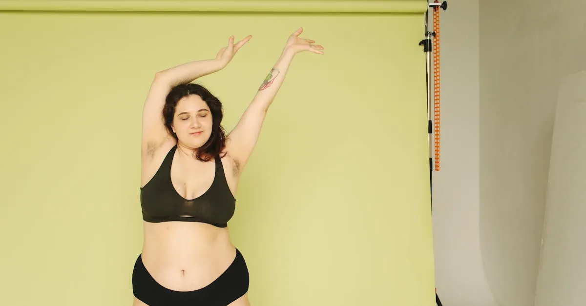 Modelo plus size exibindo um elegante conjunto de blazer e saia, irradiando confiança e estilo na moda plus size da By Sophi.