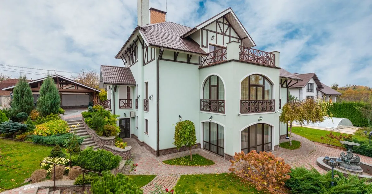 Fachada de casa moderna que pode servir de garantia no home equity para quitar dividas de forma inteligente.