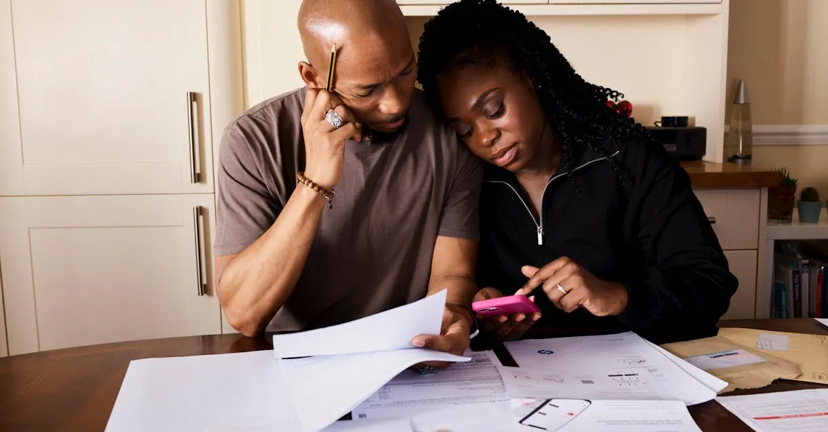Família planejando finanças usando empréstimo com garantia de veículo, carro na garagem.
