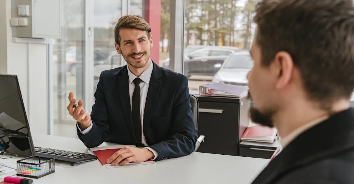 Cliente feliz compra carro novo em concessionária próspera com sucesso do tráfego pago.