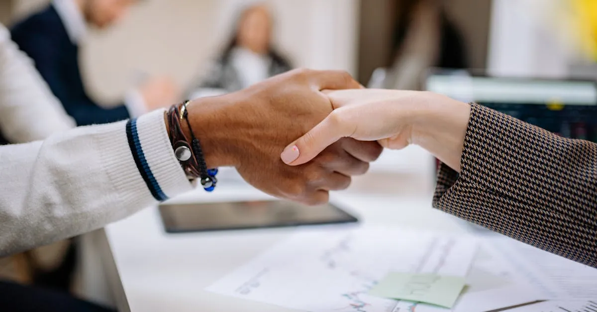 Aperto de mãos selando parceria b2b, representando o sucesso e a colaboração entre empresas.
