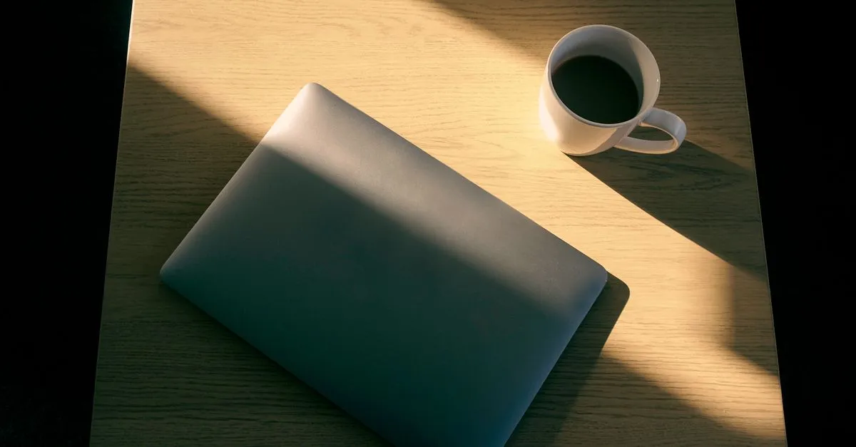 Painel financeiro exibindo a análise de crédito com várias fontes de renda em um notebook sobre a mesa.
