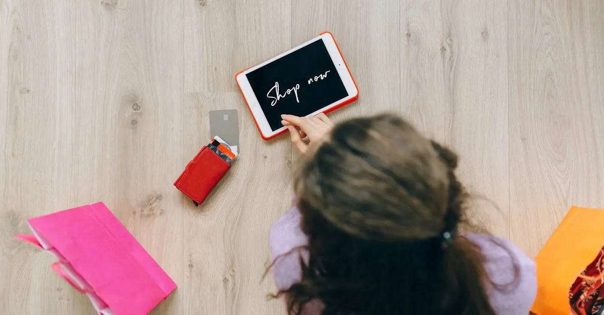 Mãos segurando tablet com site da By Sophi, destacando a moda evangélica feminina online.