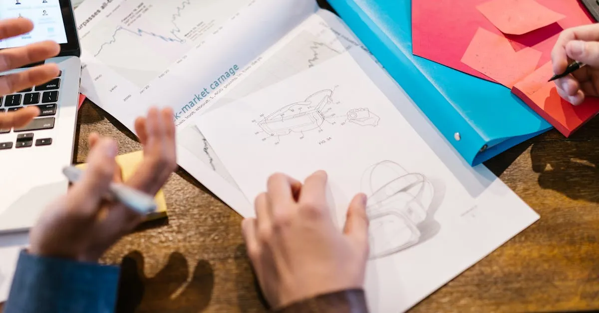 Calendário de marketing digital do ano destacado em parede, com equipe definindo ações