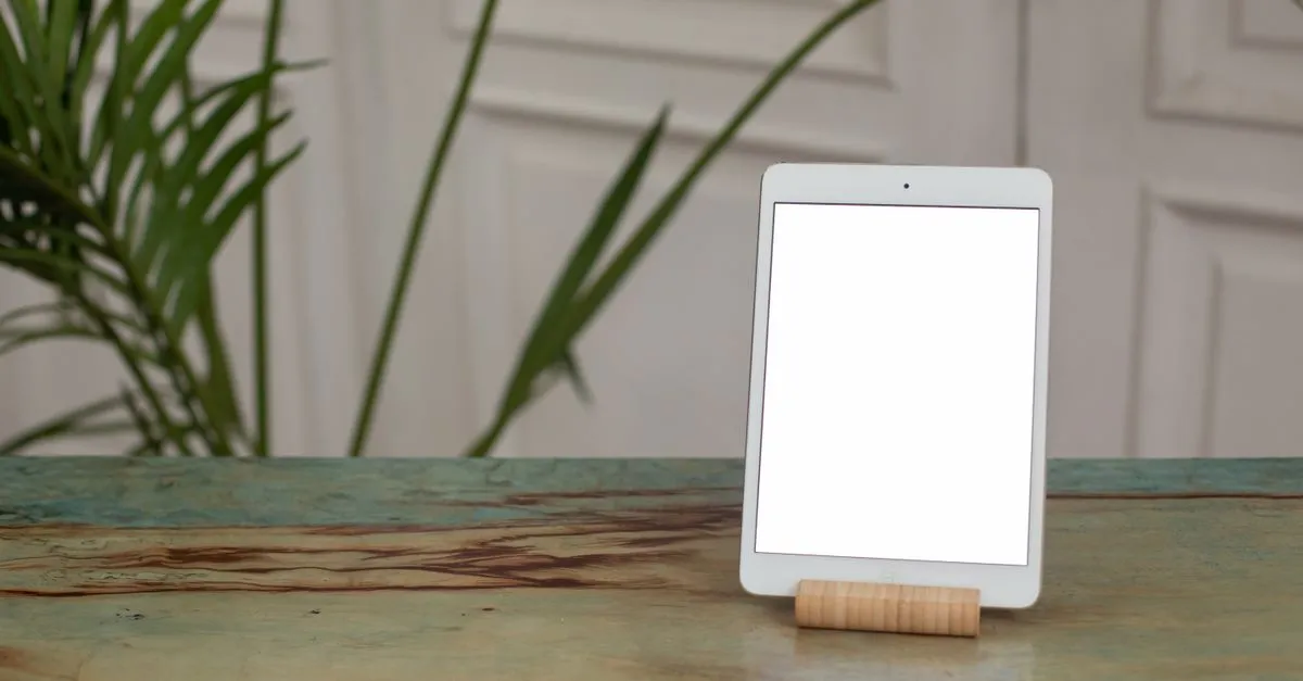 Empresario analisa graficos comparando home equity ou financiamento em um tablet no escritório.