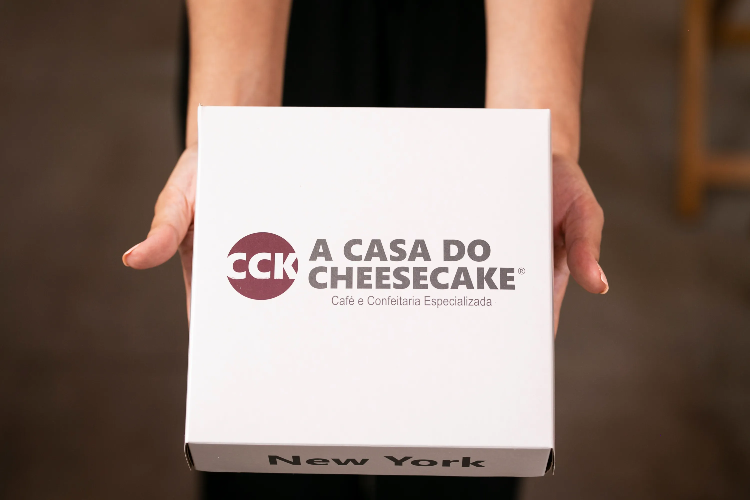 Entrega expressa de um cheesecake delicioso da A Casa do Cheesecake, facilitando a busca por cheesecake perto de mim com conveniência.
