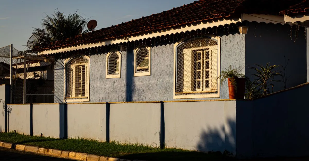 Família celebrando empréstimo com imóvel em garantia para comprar imóvel novo quitado.