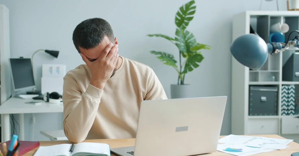 Empresário analisando dados de campanha com gráficos negativos, indicando a urgência de contratar um gestor de tráfego pago para reverter a situação.