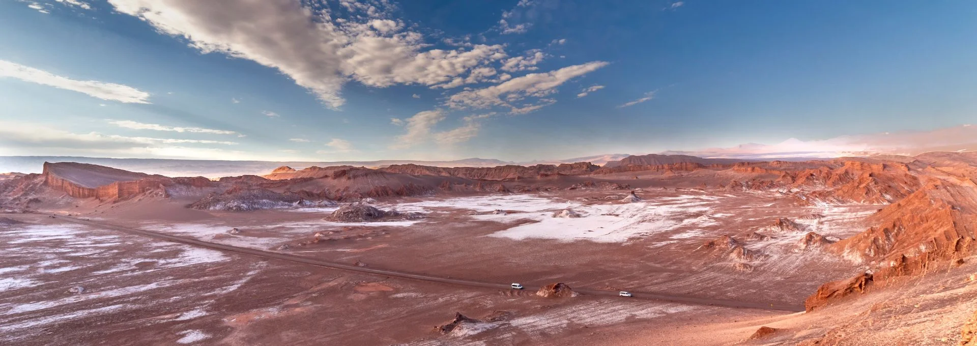 Céu noturno espetacular no Atacama com Via Láctea visível. Guia Atacama revela maravilhas astronômicas.
