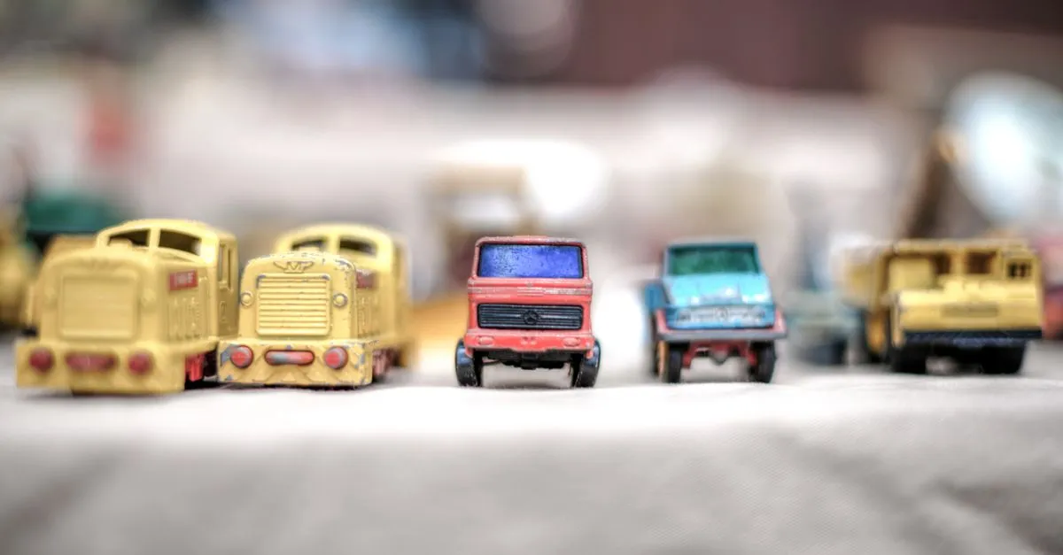 Miniaturas de caminhões diversos sobre mesa com documentos financeiros, representando tipos de caminhão em garantia.
