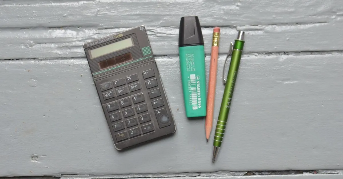 Chave de carro e calculadora ilustrando processo de refinanciamento de veículo para capital de giro.