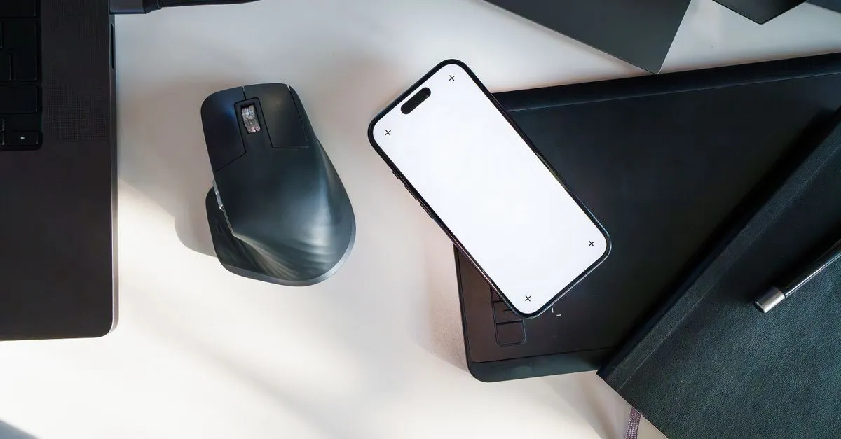 Celular mostrando dados de crescimento e resultados de afiliados financeiros na mesa.