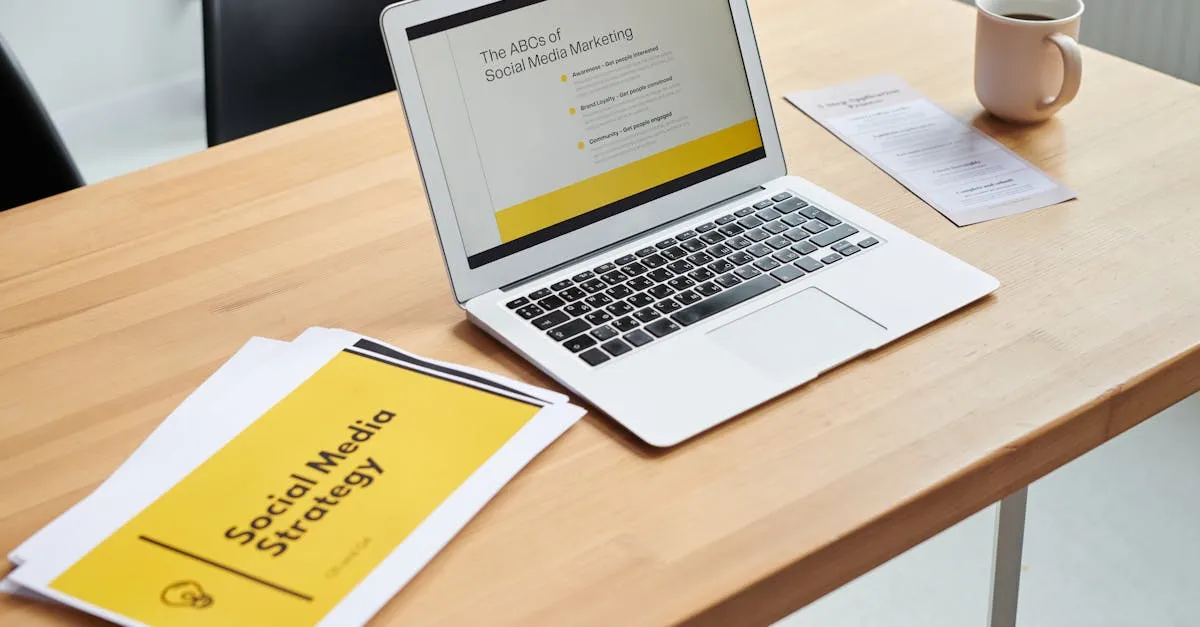Especialista de marketing digital demonstrando estratégias para construção de conteúdo orgânico e comunidade, alternativas ao aumento cpl e custo do tráfego pago.