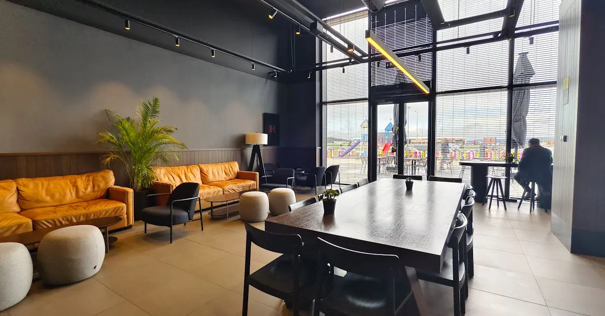 Recepção comercial moderna com área de grama sintética decorativa de alta qualidade, mobiliário elegante e luz natural.