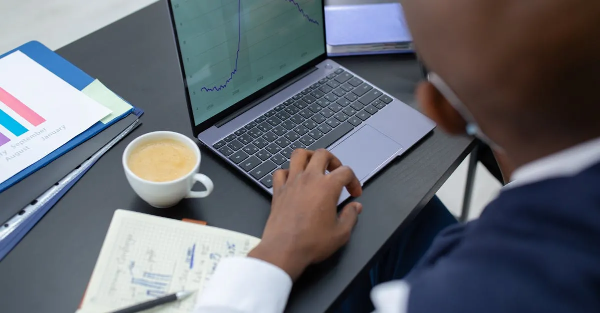 Colaborador da InfoLock configurando firewall, com diagramas de compliance e proteção de dados sobre a mesa.